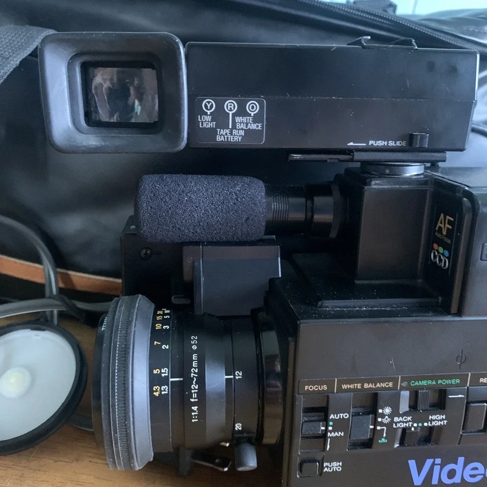 SONY CCD-V8AF /AFu Video8 8mm Video Camera Recorder With Accessories READ